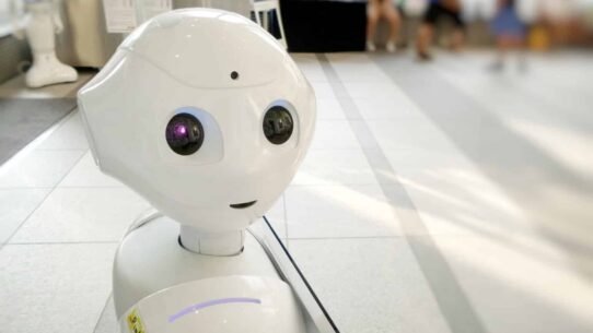Robot humanoïde blanc dans un hall lumineux