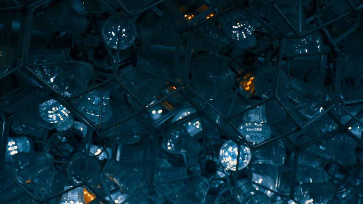 Ampoules illuminées dans une structure géométrique complexe