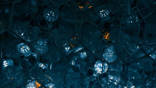 Ampoules illuminées dans une structure géométrique complexe