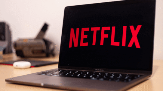 Écran d'ordinateur portable affichant le logo Netflix