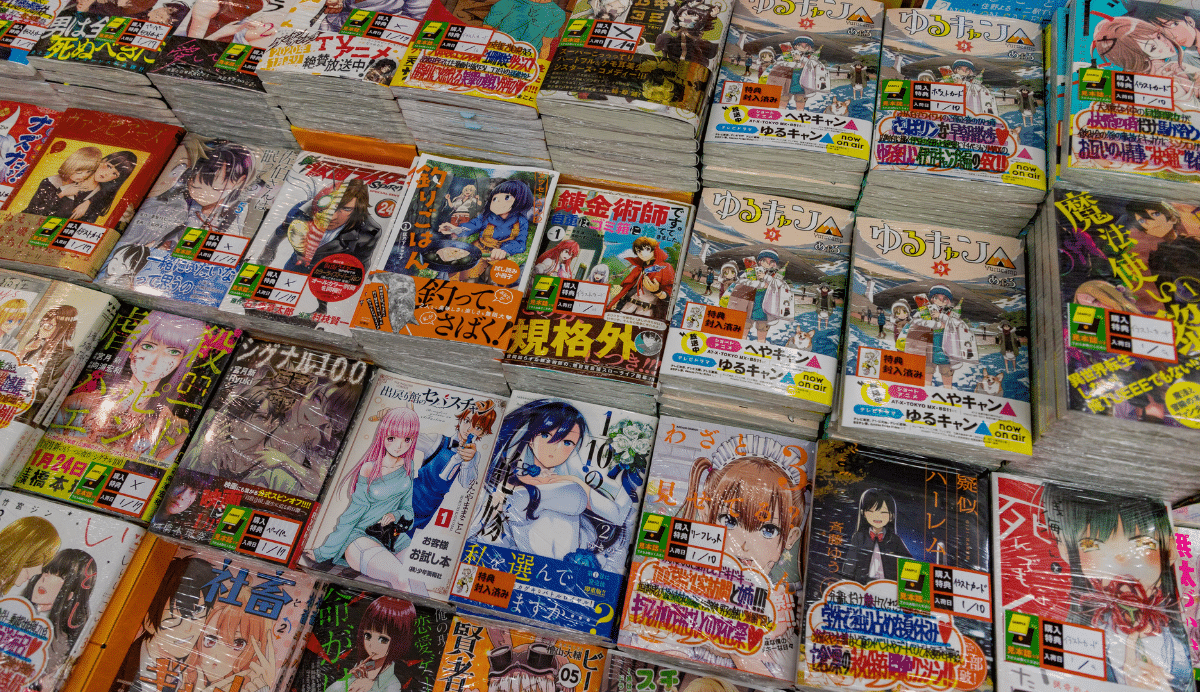 Différents mangas empilés sur une table dans une librairie japonaise