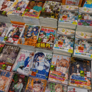 Différents mangas empilés sur une table dans une librairie japonaise