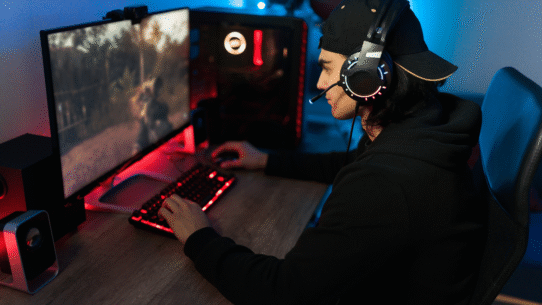 Personne jouant à un jeu vidéo sur un ordinateur avec casque