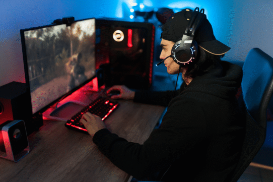 Personne jouant à un jeu vidéo sur un ordinateur avec casque