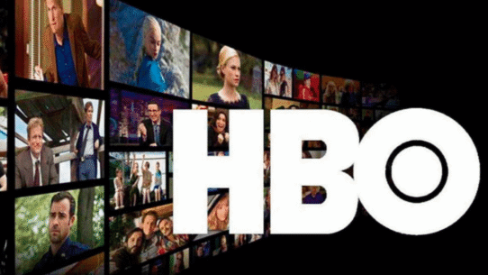 Logo de HBO avec un mur de séries populaires en arrière-plan