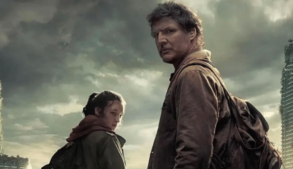 Deux personnes regardent en arrière sous un ciel nuageux