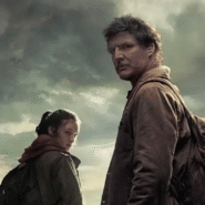 Deux personnes regardent en arrière sous un ciel nuageux