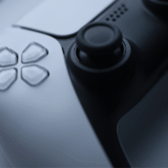 Manette de jeu vue de près avec boutons et joystick