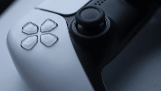 Manette de jeu vue de près avec boutons et joystick