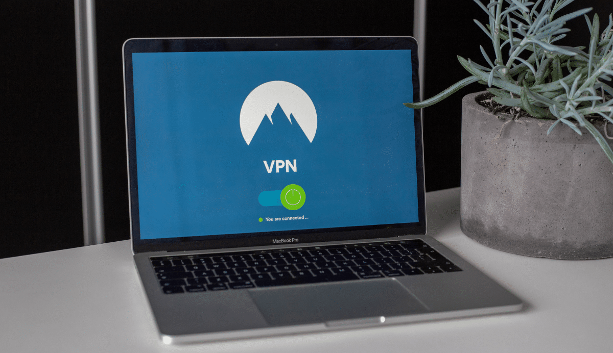 Ordinateur portable affichant une connexion VPN active