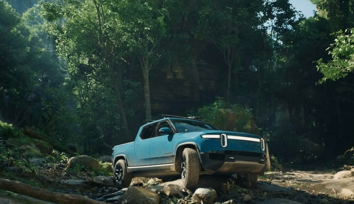 Pick-up bleu électrique dans une forêt luxuriante