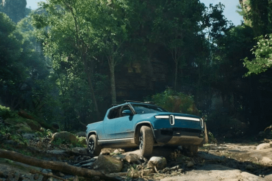 Pick-up bleu électrique dans une forêt luxuriante