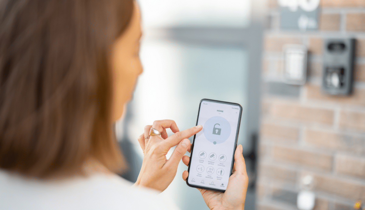 Personne utilisant une application de sécurité sur un smartphone