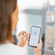 Personne utilisant une application de sécurité sur un smartphone