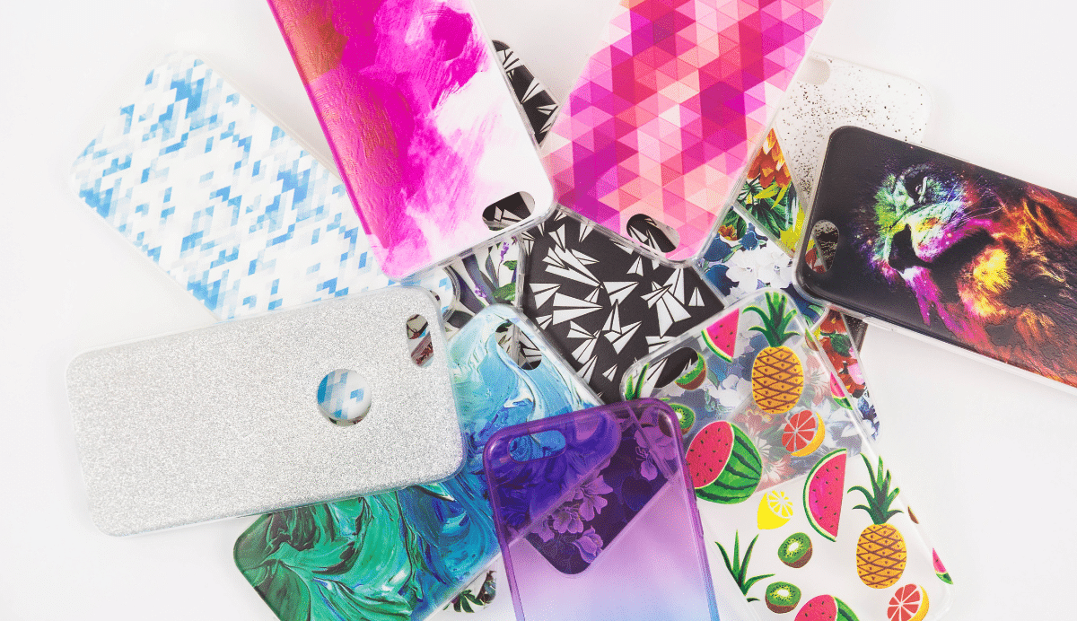 Diverses coques de téléphone avec des motifs colorés et variés