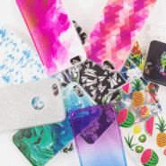 Diverses coques de téléphone avec des motifs colorés et variés