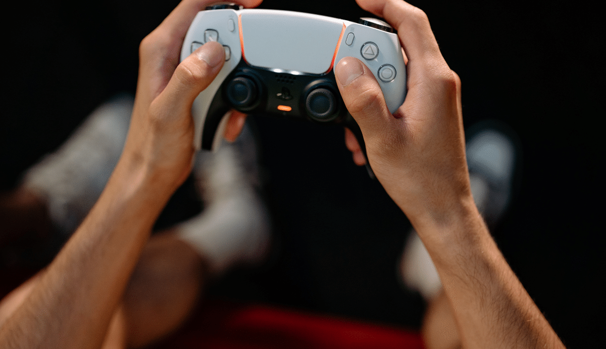 Mains tenant une manette de jeu moderne