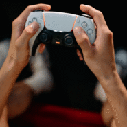 Mains tenant une manette de jeu moderne