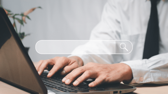 Personne utilisant un ordinateur portable pour une recherche en ligne