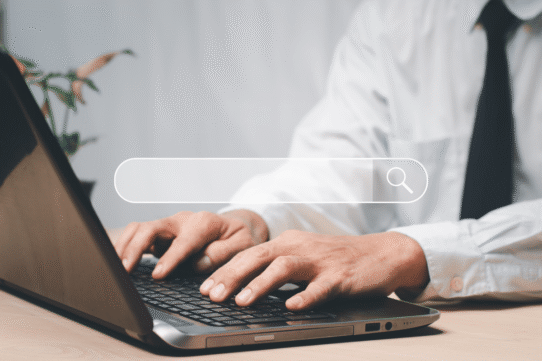 Personne utilisant un ordinateur portable pour une recherche en ligne