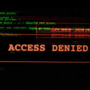 Écran avec le message Accès refusé en surimpression sur du code