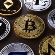 Différentes pièces de cryptomonnaies, dont Bitcoin et Ethereum