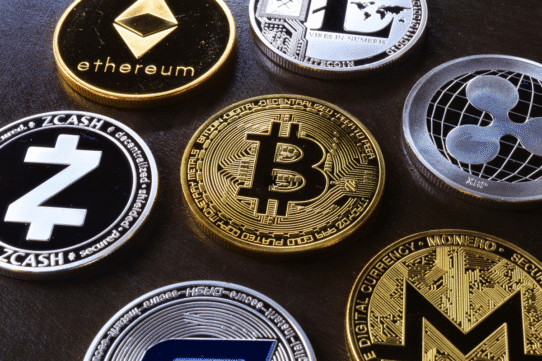 Différentes pièces de cryptomonnaies, dont Bitcoin et Ethereum