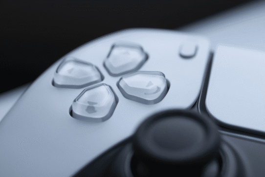 Gros plan sur les boutons d'une manette de jeu moderne