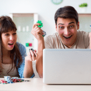 Deux personnes enthousiastes jouant au poker en ligne