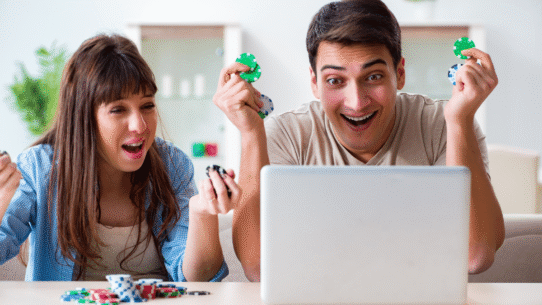 Deux personnes enthousiastes jouant au poker en ligne