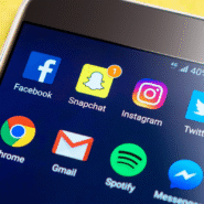 Écran de smartphone avec applications de réseaux sociaux