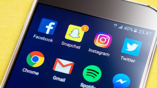 Écran de smartphone avec applications de réseaux sociaux