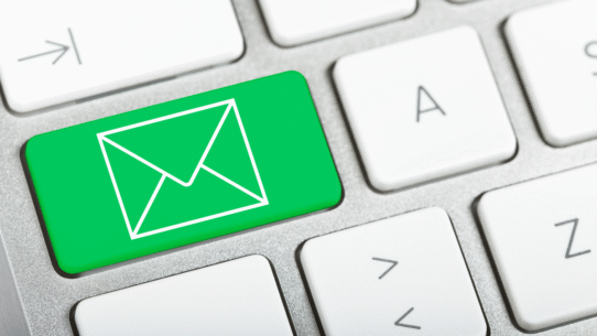 Touche d'e-mail verte sur un clavier d'ordinateur