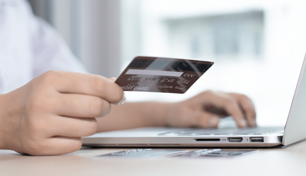 Personne effectuant un paiement en ligne avec une carte bancaire