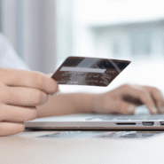 Personne effectuant un paiement en ligne avec une carte bancaire