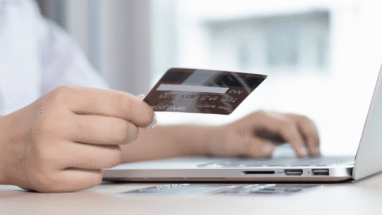Personne effectuant un paiement en ligne avec une carte bancaire