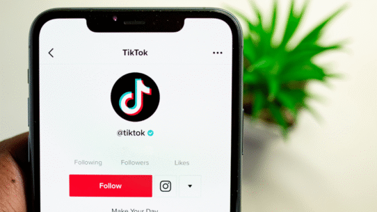 Écran d'accueil TikTok affiché sur un téléphone portable