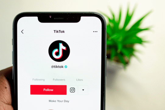 Écran d'accueil TikTok affiché sur un téléphone portable