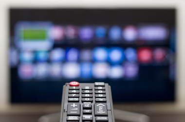 Comment puis-je regarder la télévision française à l’étranger sans restriction