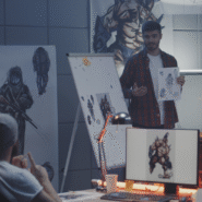 Homme présentant des croquis de personnages de jeu vidéo lors d'une réunion.
