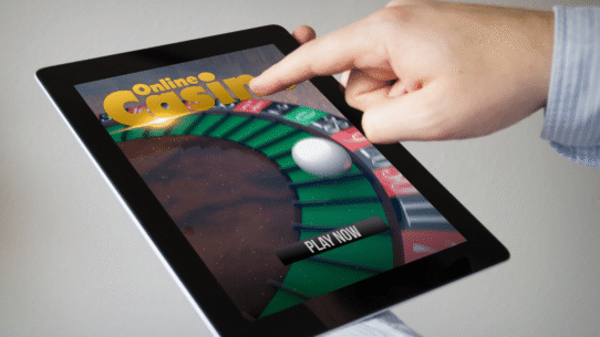 Personne jouant à la roulette en ligne sur une tablette