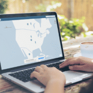 Personne utilisant un VPN sur un ordinateur portable à l'extérieur