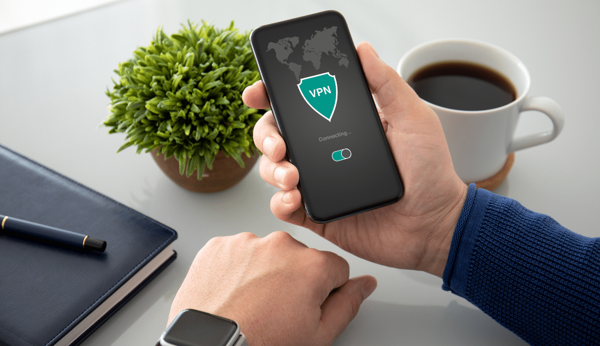 Main tenant un smartphone avec application VPN active