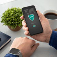 Main tenant un smartphone avec application VPN active