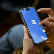Personne utilisant l'application LinkedIn sur un smartphone