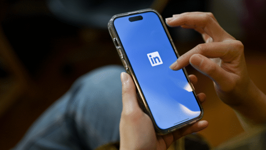 Personne utilisant l'application LinkedIn sur un smartphone