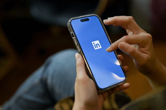 Personne utilisant l'application LinkedIn sur un smartphone