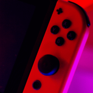 Manette de jeu éclairée en rouge et violet