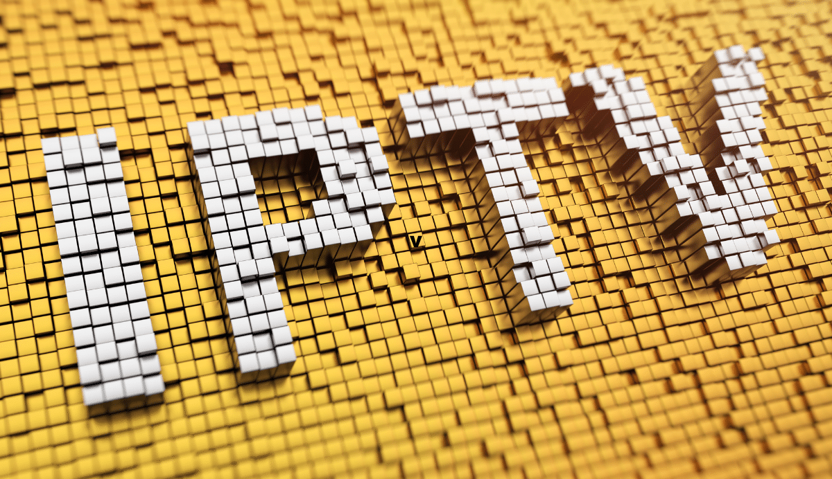 Mot IPTV formé par des cubes blancs sur fond jaune