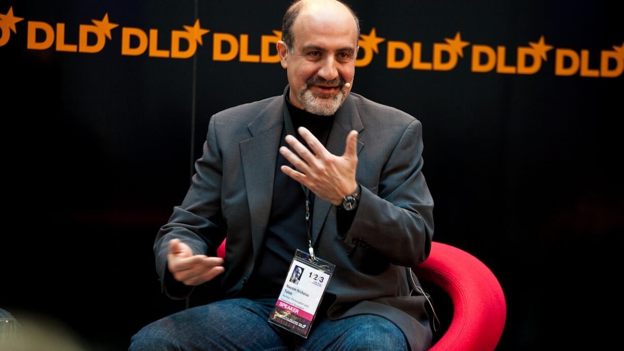 Homme parlant lors d'une conférence à l'événement DLD